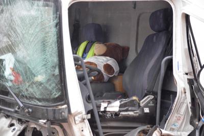 Lutzenberg: Lkws stossen zusammen - 1 Fahrer eingeklemmt und schwer verletzt